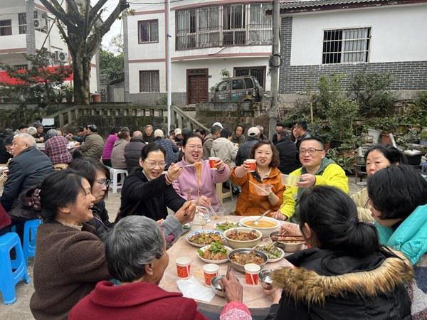 一桌饭 融合共建大坪村CQ9电子城乡“新老”(图2)