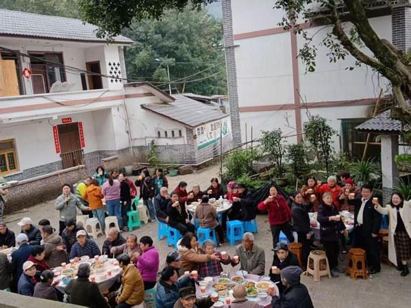 一桌饭 融合共建大坪村CQ9电子城乡“新老”(图3)