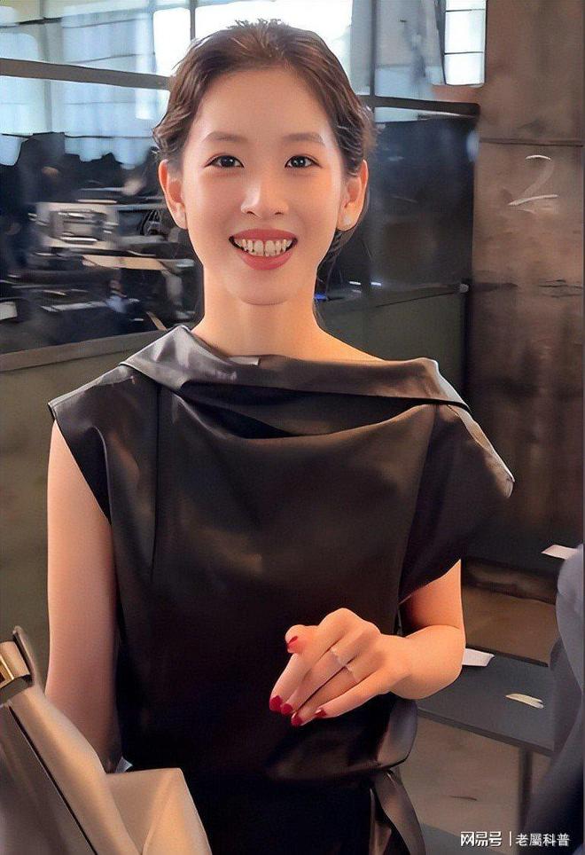 次搭上杜海涛的章泽天野心终于藏不住了CQ9电子平台网站风水轮流转！这一(图12)